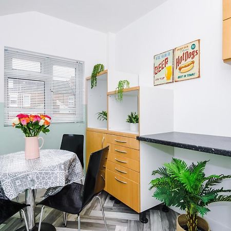 Harley House - Spacious Home With Free Netflix & Parking By Rocketbnb Ковънтри Екстериор снимка